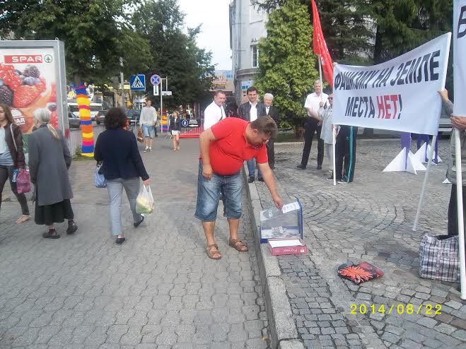 «Фашизму на земле места нет!». В Калининграде прошел пикет в поддержку Новороссии