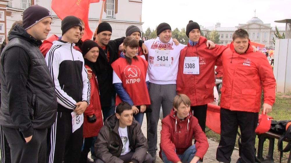 Омские коммунисты пробежали XXV Сибирский международный марафон