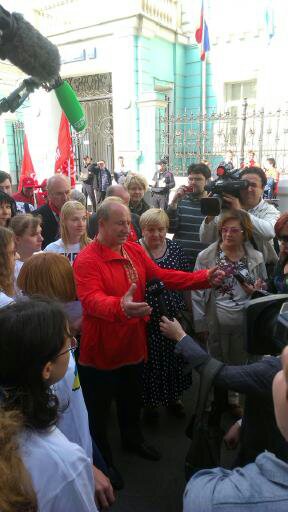 "Как Обама породнился с нечистой силой". Московские коммунисты провели театрализованный митинг у представительства ООН в России