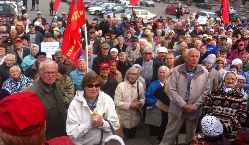 Не допустить отмены льгот на проезд в городском транспорте! Митинг коммунистов Екатеринбурга