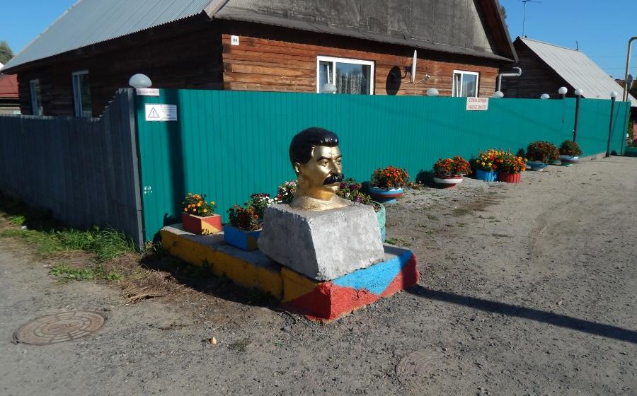 В Новосибирске появился памятник Сталину