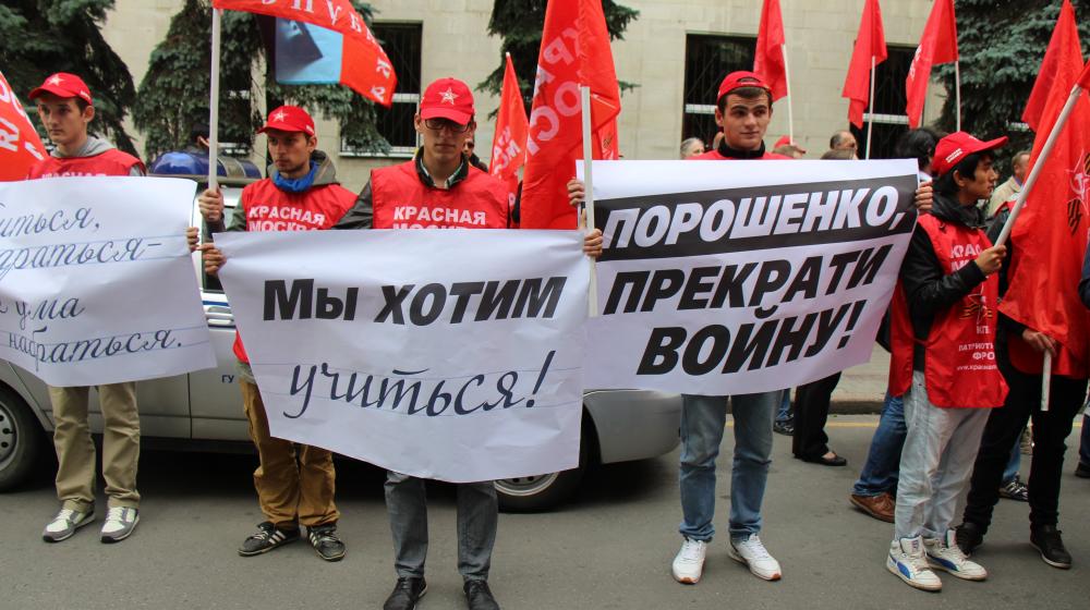 Пикет у посольства Украины в Москве «Почему я не за партой?»
