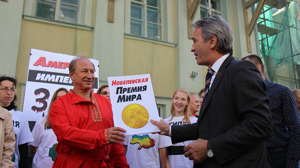 «Красная Москва-КПРФ» переехала Обаму телегой. Театрализованный митинг столичных коммунистов