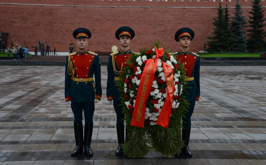 Фоторепортаж. Возложение цветов в честь 69-й годовщины Победы над милитаристской Японией