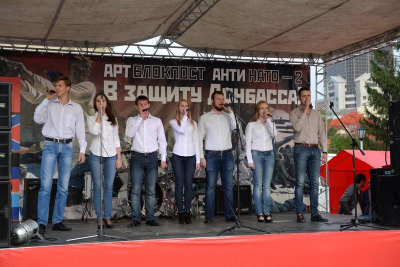 Требуем признать независимость Новороссии! В Новосибирске прошел арт-блокпост «АнтиНАТО-2» в поддержку Донбасса