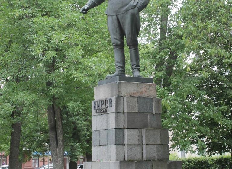 Псковские коммунисты взяли на себя обязательство привести в порядок памятник С.М. Кирову