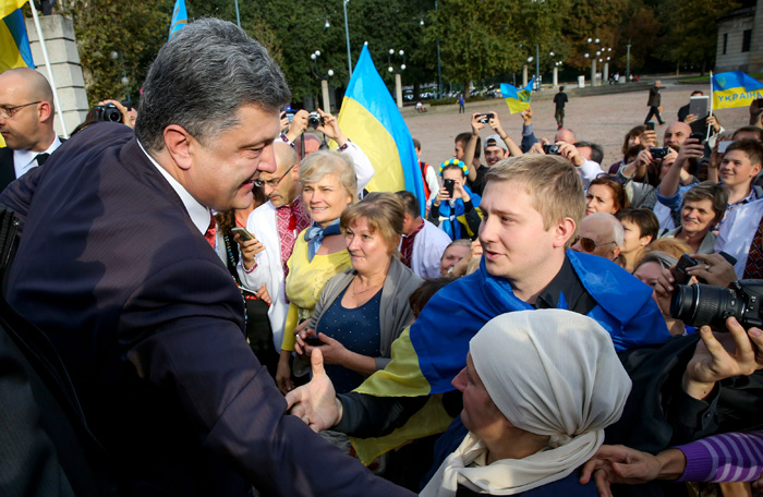 Политик разговорного жанра. Почему жители Украины продолжают верить рассказам Порошенко о европейском будущем страны 