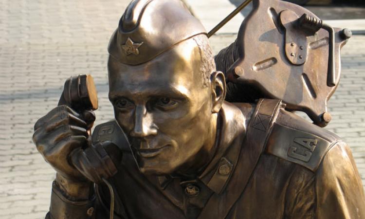 В.И. Бессонов поздравил военных связистов с профессиональным праздником