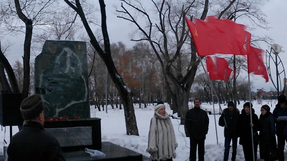 "Не расстанусь с комсомолом, буду вечно молодым!". Тюменские коммунисты отметили День комсомола