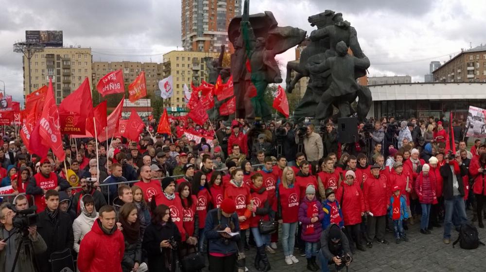 В Москве начался многотысячный митинг памяти защитников Дома Советов