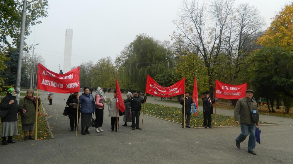 Республика Адыгея. В Майкопе коммунисты организовали пикет в поддержку законопроекта КПРФ "о детях войны"