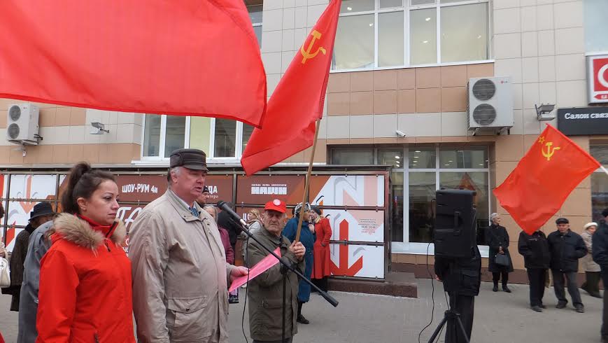 «Расстрельщиков Верховного Совета РСФСР – к ответу!». Акция КПРФ в Калуге