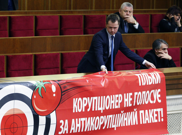 "Предлог для введения диктатуры". Что стоит за украинской программой борьбы с коррупцией?