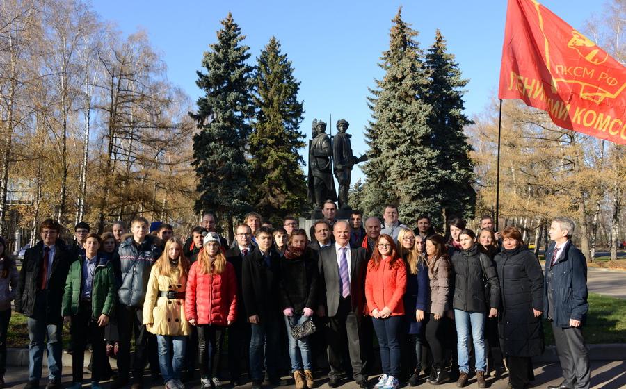 Возложение цветов и венка к памятнику первым комсомольцам