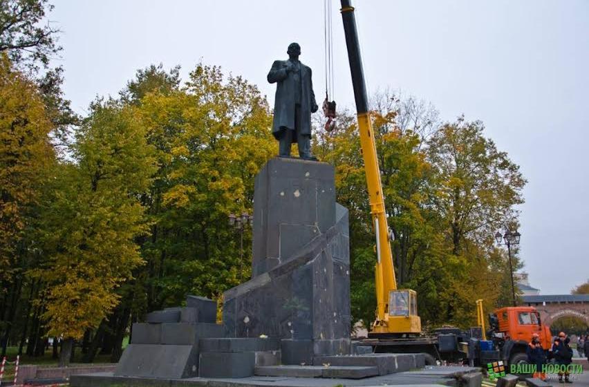 В Великом Новгороде начались работы по реконструкции памятника В.И. Ленину