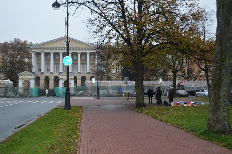 Санкт-Петербург. Троих участников акции протеста задержали у Смольного за попытку поставить палатку