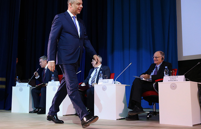 "Затяните ремни!". Правительство России в очередной раз предлагает решать экономические проблемы за наш счёт