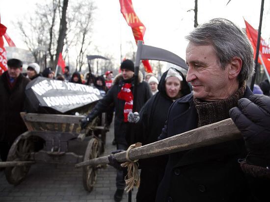 Представители "Красной Москвы - КПРФ" на шествии возмущенных медиков пронесли гроб с надписью "Мне не хватило койко-места"