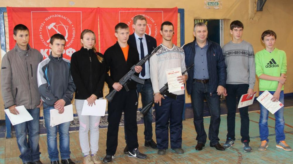 «Если завтра война…». Свердловские коммунисты провели чемпионат по сборке и разборке автомата АК-74