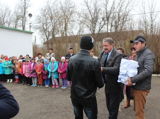 Республика Крым. Коммунисты вручили подарки ученикам Белогорской, Ивановской и Ильичёвской школ