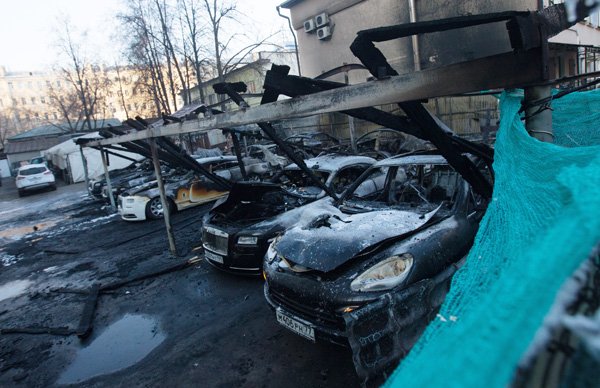 В Москве начинается герилья? Дюжину люксовых авто на стоянке в Москве сожгли намеренно, объявило МВД