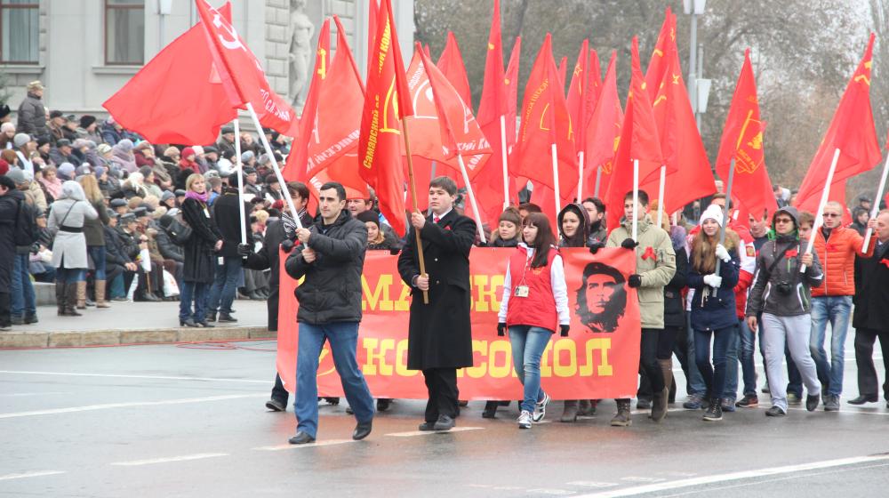 Cамарские комсомольцы приняли участие в памятном параде, посвященном военному параду 1941 года в Куйбышеве