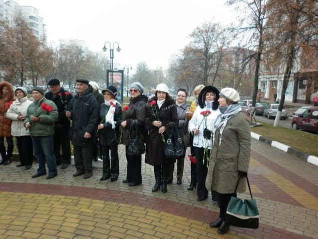 Белгородское региональное отделение ООД «ВЖС – Надежда России» 7 ноября приняло участие в возложении цветов к памятнику В.И. Ленину 