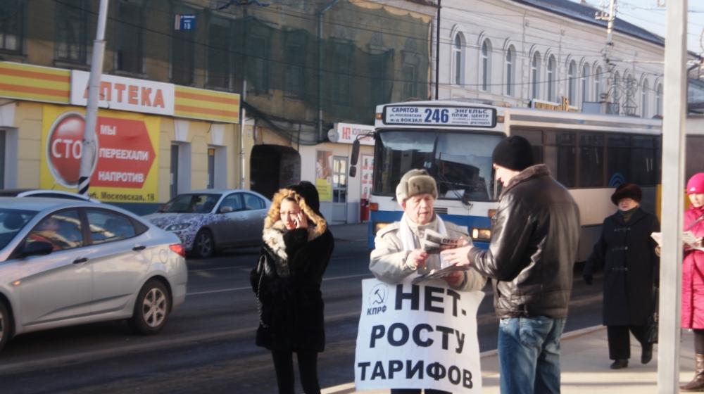 "Требуем закон о детях войны!". Коммунисты Саратова провели пикеты в поддержку законопроекта КПРФ