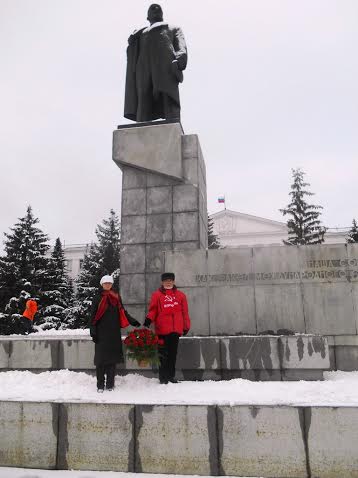 «Ленин жил, Ленин жив, Ленин будет жить!». Коммунисты и комсомольцы Кургана возложили цветы к памятнику В.И.Ленина