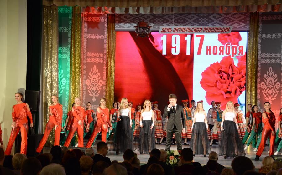 Праздничный концерт в Минске в честь 97-й годовщины Великого Октября