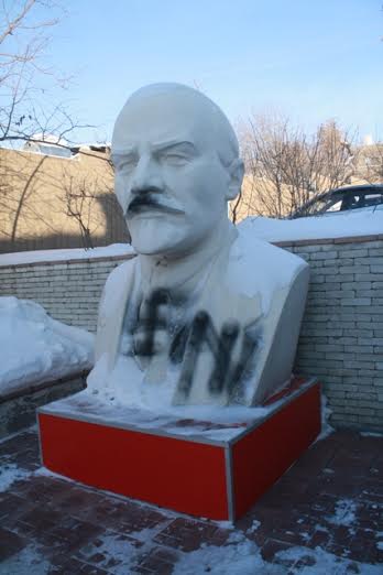 Вандалы изуродовали памятник Ленину в Новосибирске