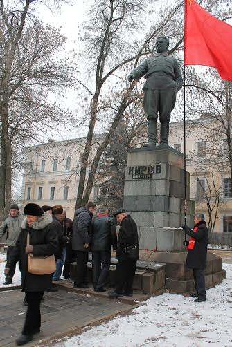Псковские коммунисты возложили цветы к памятнику С.М. Кирову