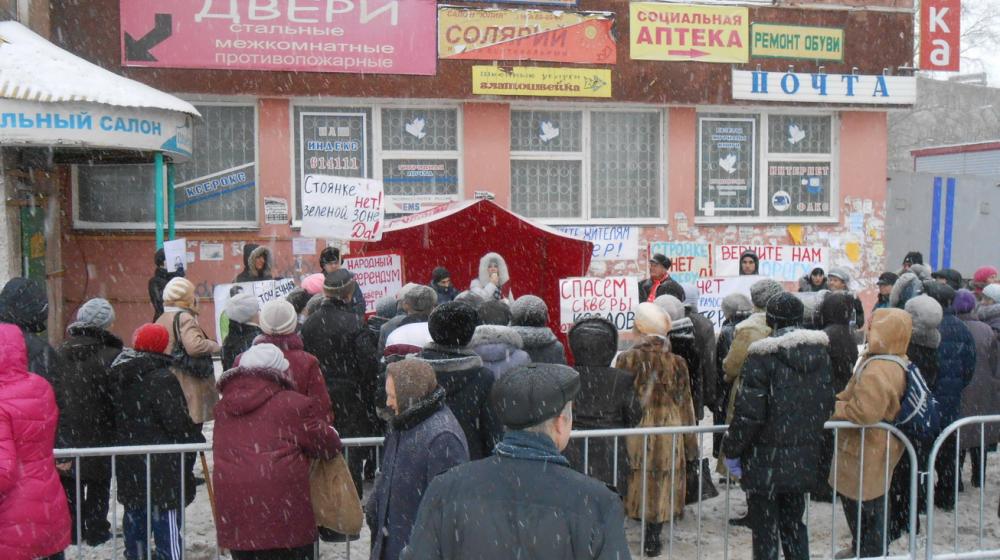 "Верните жителям дороги! Верните жителям сквер!". Пермские комсомольцы организовали митинг против строительного беспредела властей