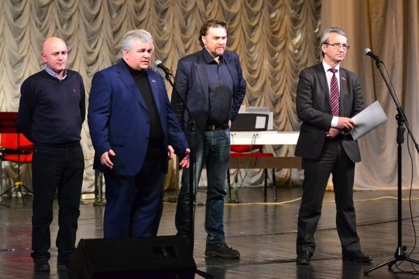Российские коммунисты привезли новогодние подарки детям Луганска и Донбасса