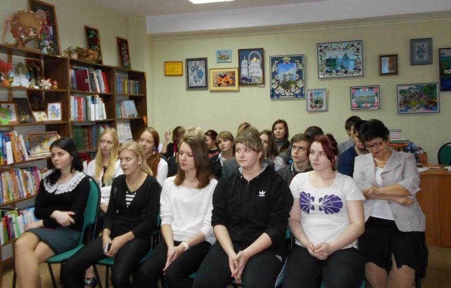 Псковская область. Депутат-коммунист Дмитрий Михайлов провел встречу со старшеклассниками в библиотеке семейного чтения