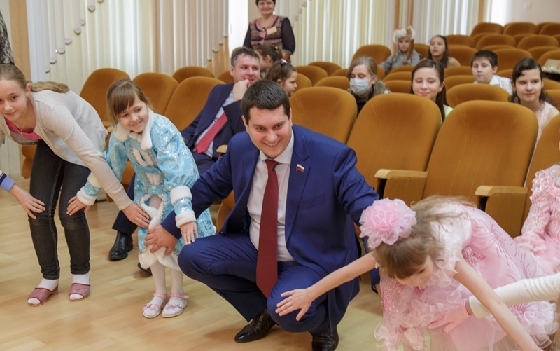 Зампредседателя Тульской областной думы Алексей Лебедев привез новогодние подарки в детскую больницу