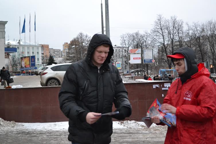 Молодые коммунисты и комсомольцы Нижнего Новгорода провели акцию «Красные в городе» в рамках Всероссийской акции протеста