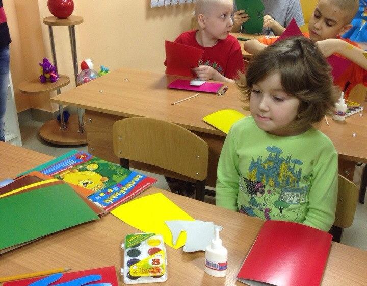 Белгородские комсомольцы в день матери посетили детский онкологический центр