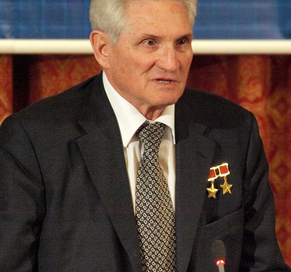 Поздравление В.Г. Позднякова летчику-космонавту СССР Б.В. Волынову с Днем рождения