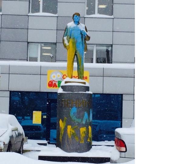 Новосибирск. Предъявлены обвинения отморозкам, осквернившим памятник В.И. Ленину. Им грозит до трех лет лишения свободы
