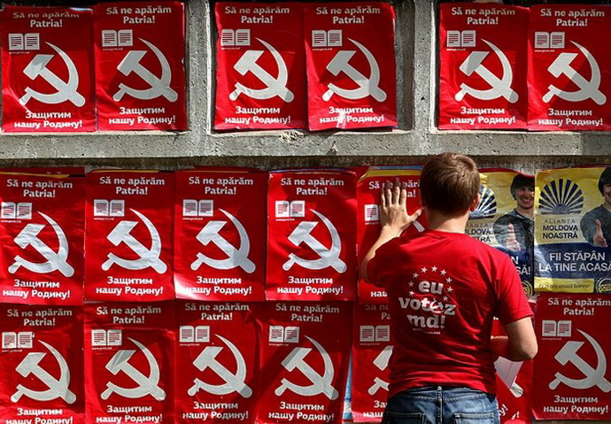 Коммунисты и социалисты лидируют на выборах в парламент Молдавии
