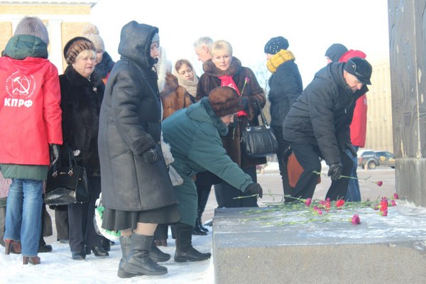 В Великом Новгороде коммунисты возложили цветы к памятнику В.И. Ленину