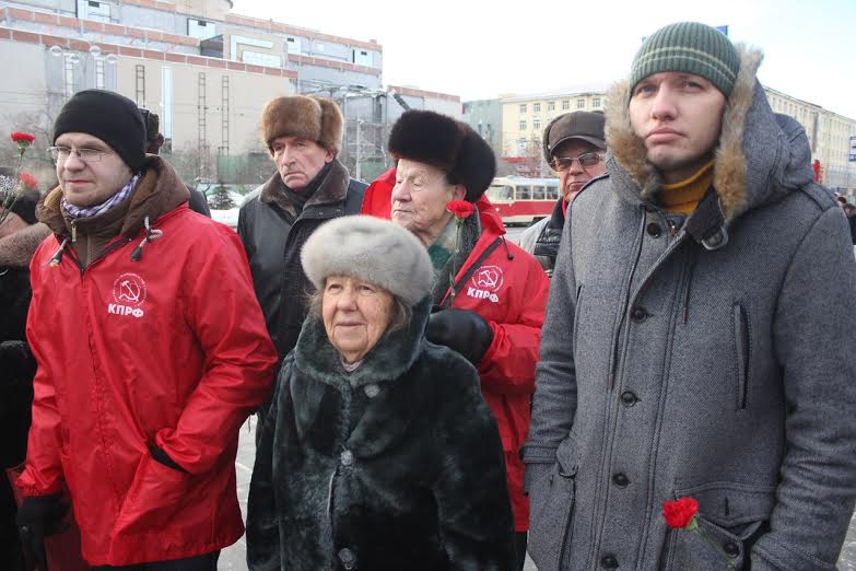 Гвоздики вождю пролетариата! Свердловские коммунисты возложили цветы к памятнику В.И. Ленину