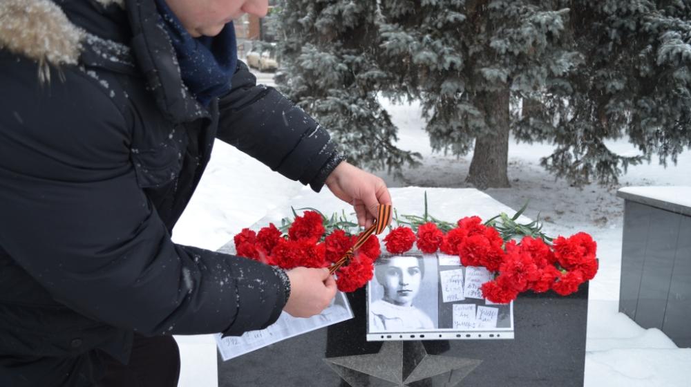 Тула. Коммунисты возложили цветы к стеле в честь города-героя Ленинграда