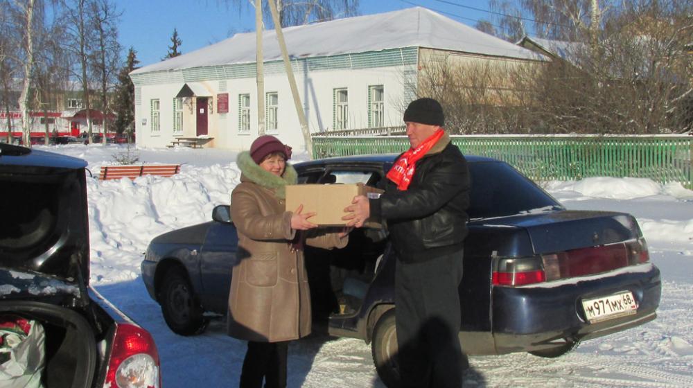 Коммунисты Тамбовской области от имени Т.В. Плетневой дарят новогодние подарки старикам и детям
