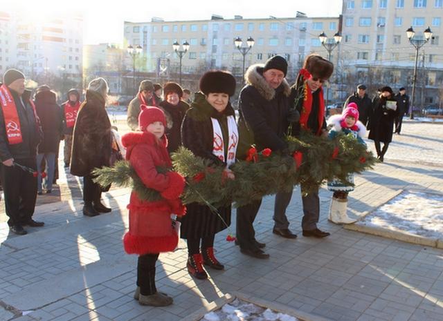 Магадан. Коммунисты возложили цветы к памятнику В.И. Ленина