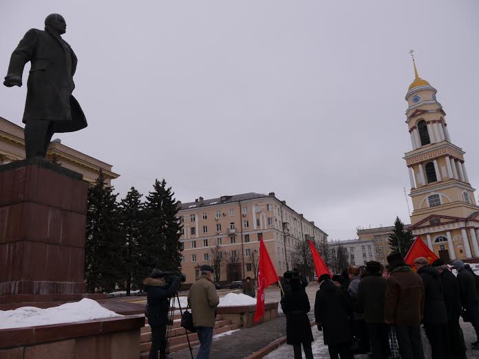 В Липецке отметили 91-ю годовщину со дня смерти В.И. Ленина возложением цветов к памятникам вождю и чтением стихов