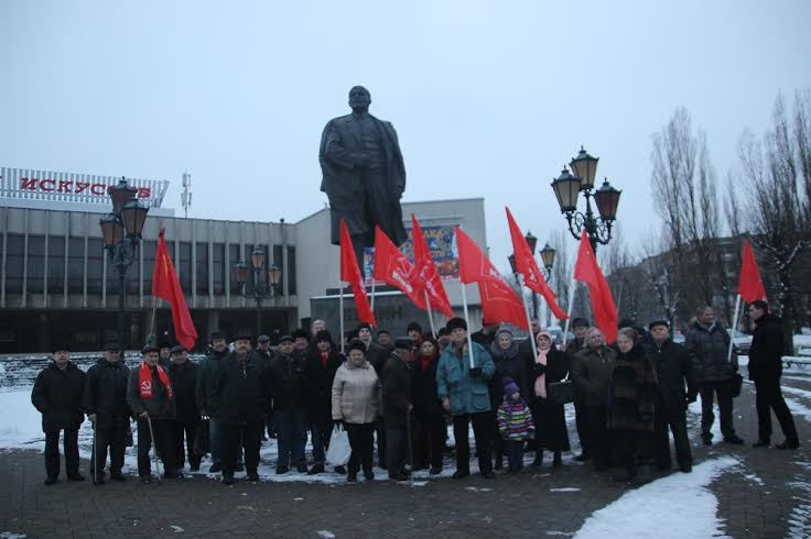 Калининградские коммунисты провели вахту памяти у памятника Ленину