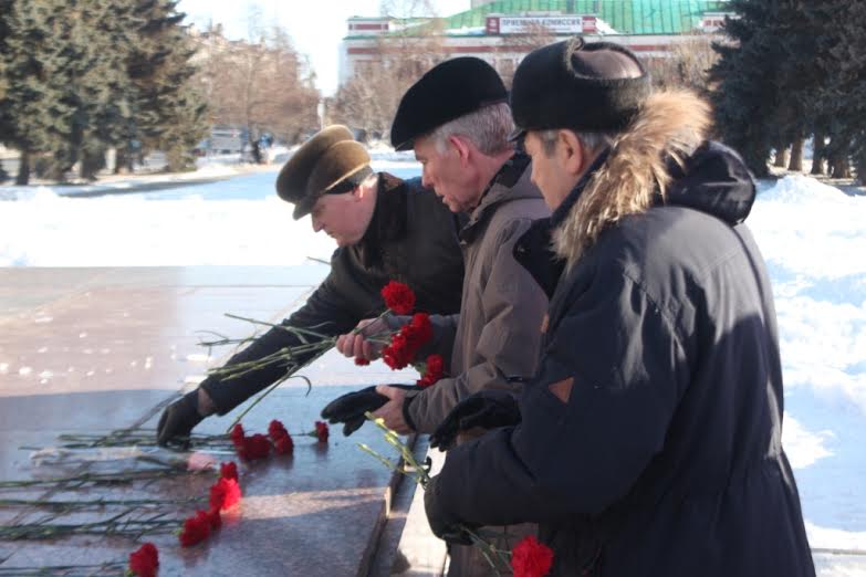Саратовские коммунисты возложили цветы к памятнику В.И. Ленину