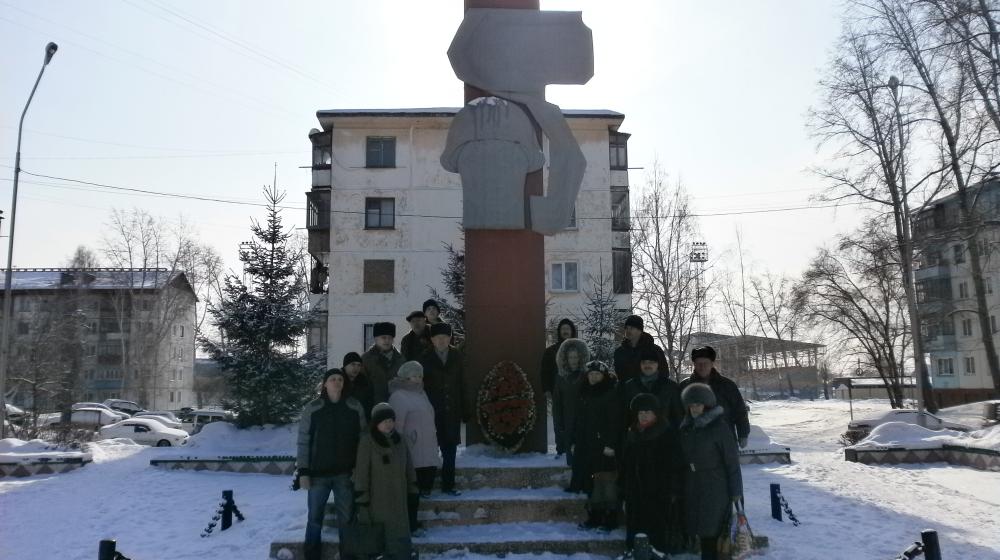 Алтайский край. В Бийске в День Советской Армии почтили память воинов-земляков